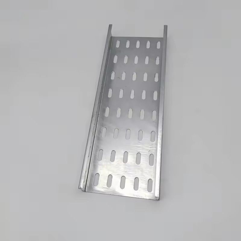 Korozyona dayanıklı gümüş ekstrüzyon kablo tepsisi kolay kurulum için duvara veya yere monte edilebilir